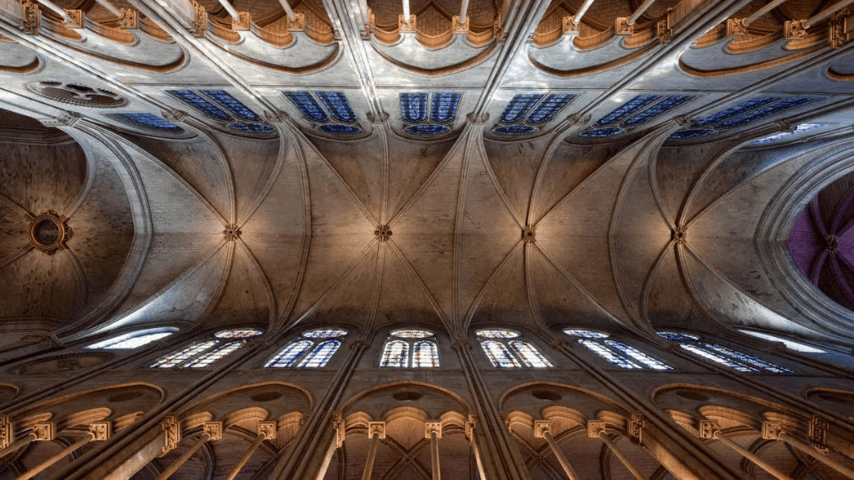 Grand nave and vaulted celeings