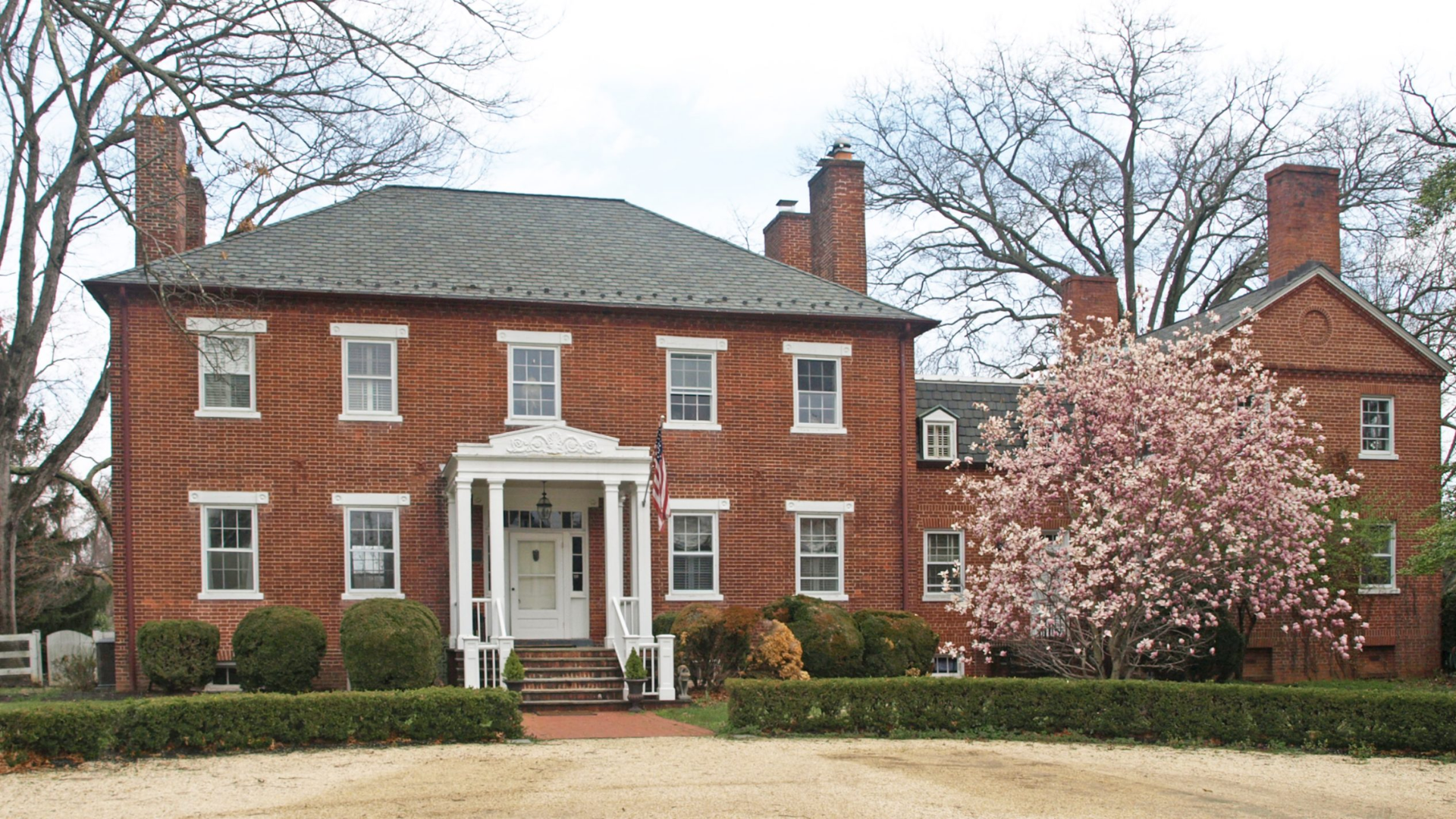 exterior features of georgian colonial mansion